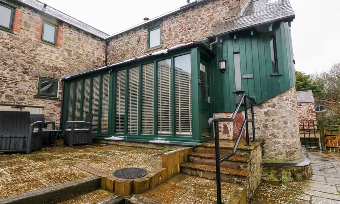 St Ishmaels Cottage | SKOMER COTTAGE, pet friendly, with a garden in Milford Haven