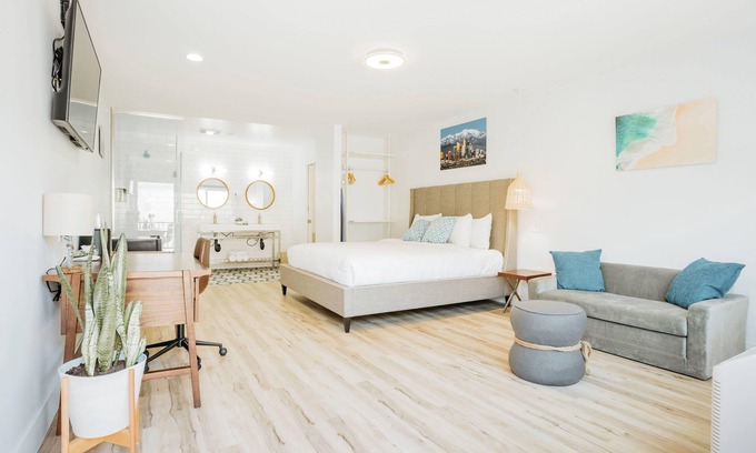 Belmont Shore Hotel | SKS - Superior Room, 1 King Bed with Sofa bed, Non Smoking