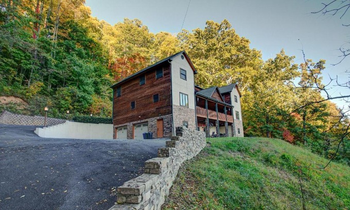 Mars Hill Cabin | Sky Lodge Huge Asheville mountain gathering place Great views fire pit and more