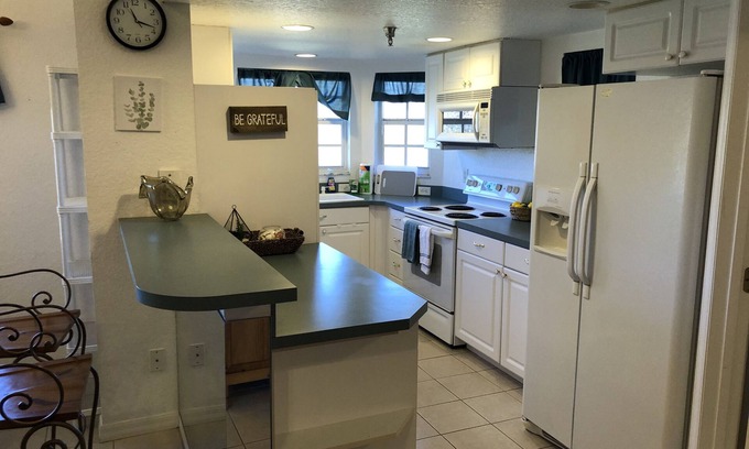 Lutz Condo | Sky View Mirrors King Bed - The Fountains