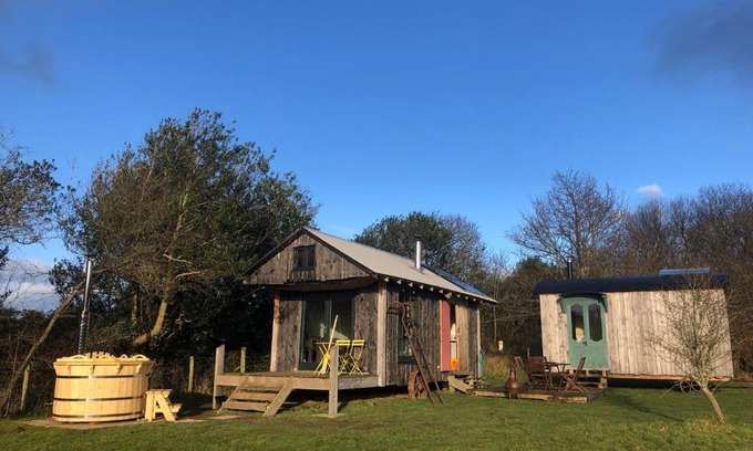Redruth Ski Chalet | Sky View Shepherd's Huts with Woodburning Hot Tub