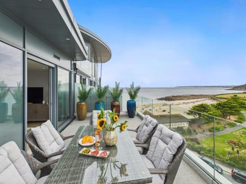 Maenporth Apartment | Skydeck at The Liner – Stylish 2-Bed/2-Bath Top Floor with Panoramic Sea Views