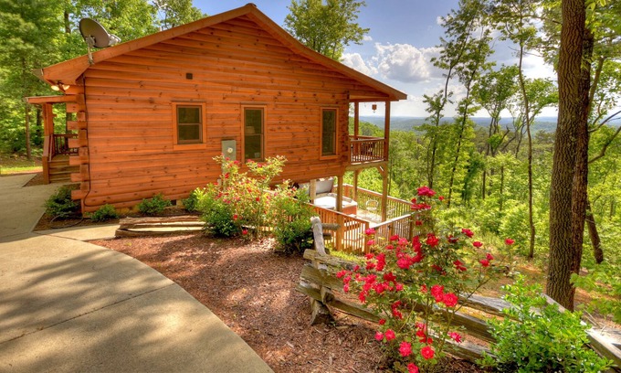 Hidden Lake Cabin | SkyeView Getaway- amazing views, hot tub and firepit