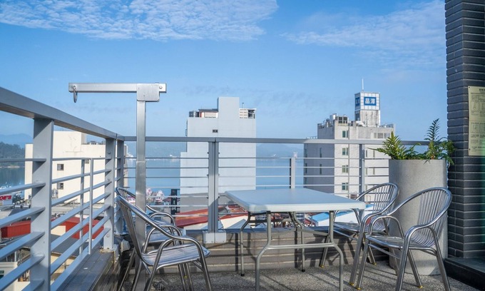 Yuchi Hotel | Skylight B&B