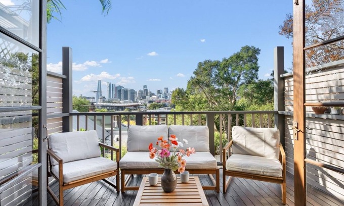 Glebe House | Skyline 6Beds House with Panoramic Lankmark City Views steps away CBD &LightRail