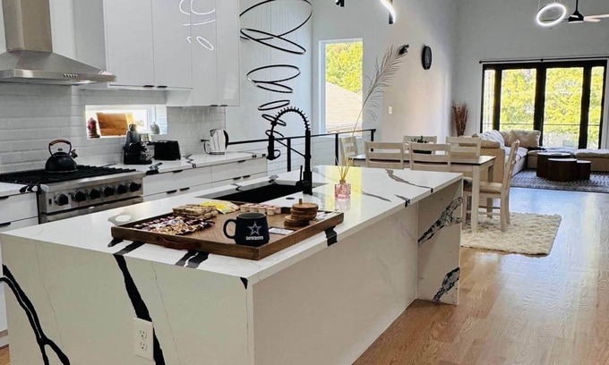Old East Dallas Villa | Skyline Gem Dallas - 3BR Villa with Penthouse Loft