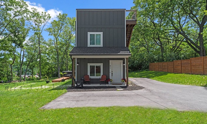 Shawnee Heights House | Skyline | Hot tub | Rooftop Patio | Amazing Views