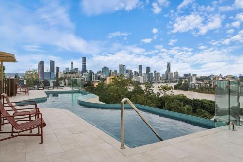 East Brisbane Apartment | Skyline n Rooftop Pool 2BR Modern Stay Near CBD