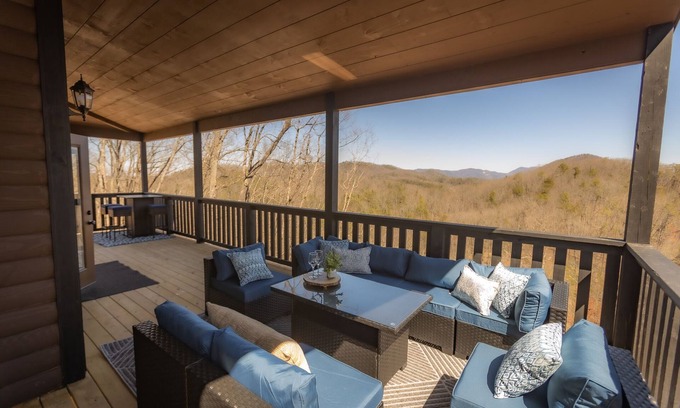 Sevierville Cabin | Skyline Ridge Cabin 4 Br Decks w Views Gatlinburg Pigeon Forge Sevierville