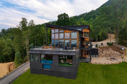 Sevierville House | Skyline Sanctuary by AvantStay Indoor Pool Game Room Firepit Mountain Views Luxe Design