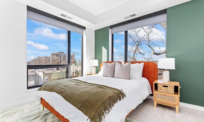 Uptown Apartment | Skyline Serenity mins to DT w Gym ,BBQ, Rooftop