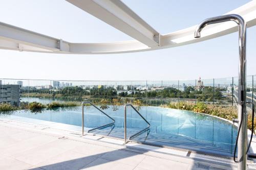 Kaisermuhlen Apartment | Skyline Suite - Danube-View Balcony & Pool