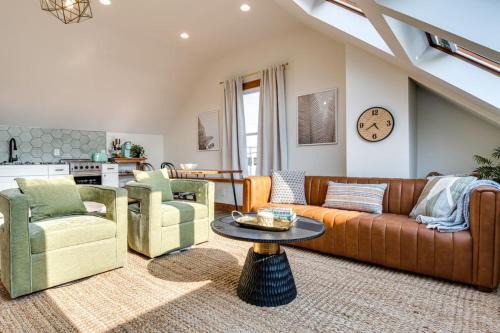 Lockerbie Square Apartment | Skyline View Condo Best downtown spot Park FREE