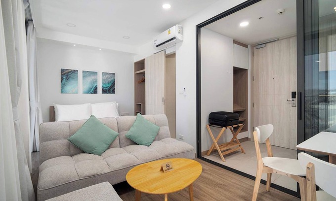 Laguna Condo | Skypark Aurora Studio 1A Golf side