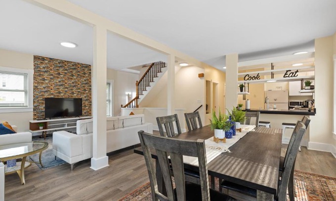 High Street Hill Apartment | Skyrise Two Stories - Centrally Located