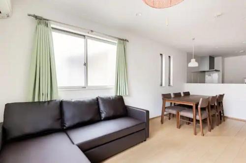 Sumida Apartment | SkyTreeHotelー浅草まで電車乗車7分でスカイツリーまで電車乗車3分さらに空港から直通です12名までの一軒家の3LDKの7年で綺麗駐車場付