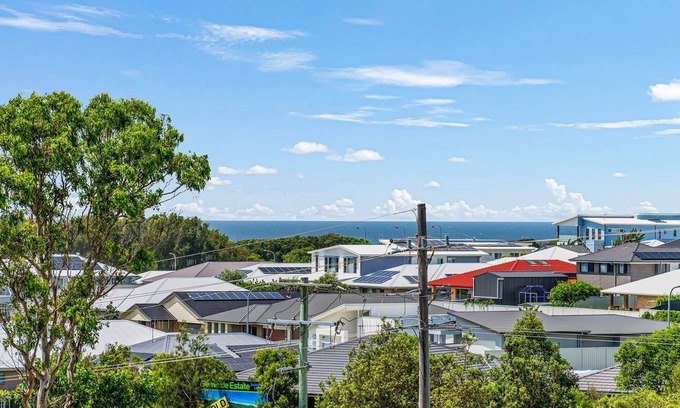 Lake Cathie House | Skyview - modern townhouse with roof top balcony