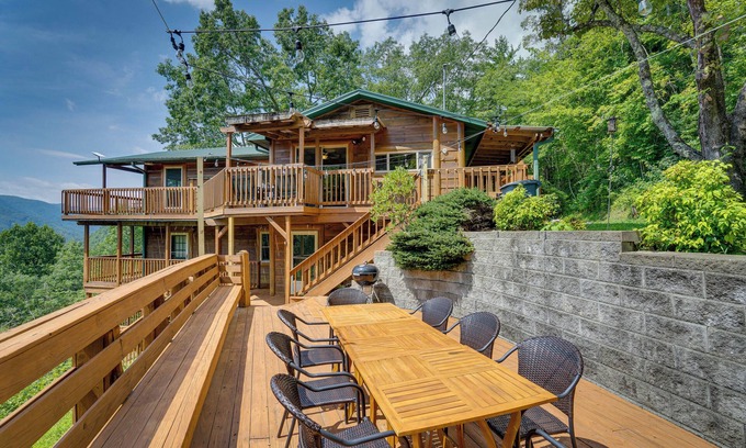Robbinsville Cabin | 'Skyview Retreat' Cabin w/Mountain Views!