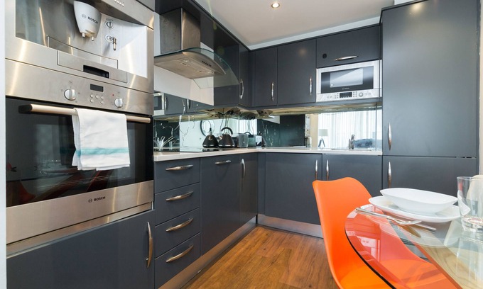 Docklands Apartment | SkyViews by Austin David Apartments