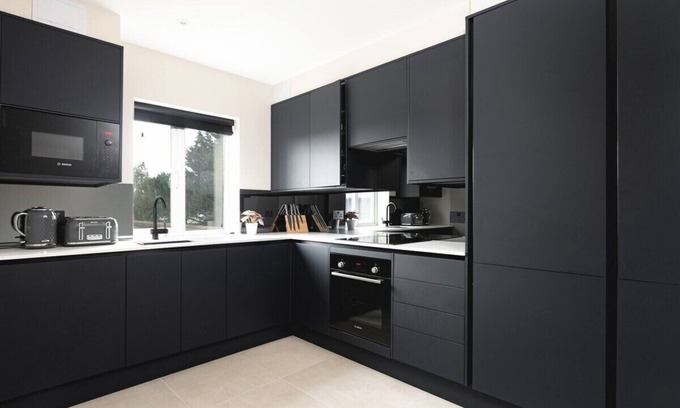Barnet Apartment | Skyvillion -4Bed Cozy Cockfosters Apt Mins to Tube