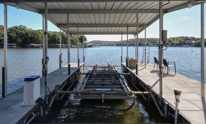 Gravois Mills House | Skywater - Darling Family Oriented 2nd Tier Home with Guest House.