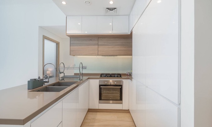 Dubai Marina Apartment | Sleek 1 Bedroom in Studio One With Great Amenities