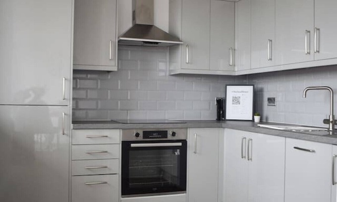 Brentwood Condo | Sleek 2 bed with balcony in Brentwood