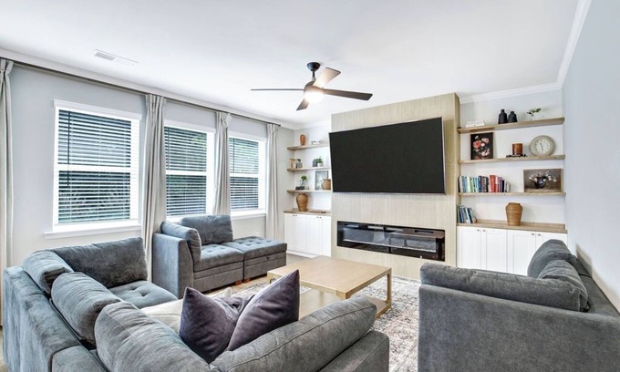 Ben Hill House | Sleek Airy 4 Bedroom New Build Home in Clean Quiet Neighborhood 15min to Airport
