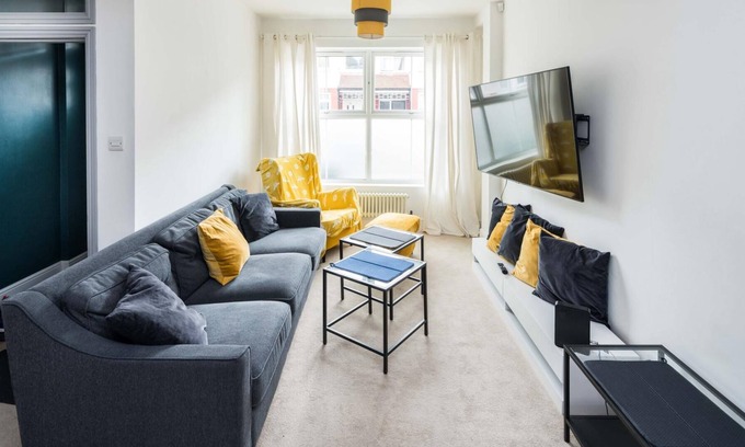 Tottenham House | Sleek and Sophisticated 2BD Home Tottenham