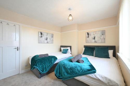Bolton House | Sleek and Stylish 3 Bed in Bolton - Garden - Parking