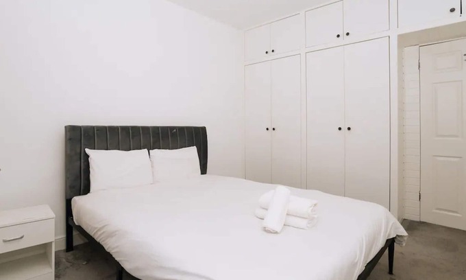 Merchiston Apartment | Sleek & Central 2BD Flat - Haymarket