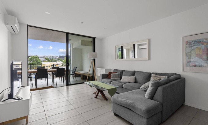 Newstead Apartment | Sleek City Apartment with Parking and Balcony