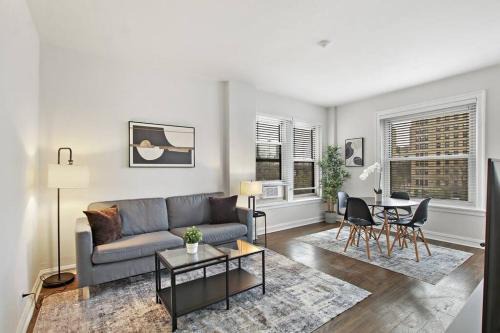 Hyde Park Apartment | Sleek & Functional 2-Bedroom Apt - Hyde Park 405