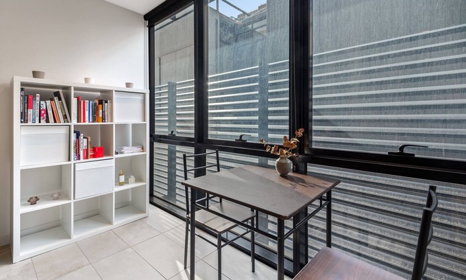 Collingwood Apartment | Sleek Inner-City 1-Bed Pad with Pool & BBQ