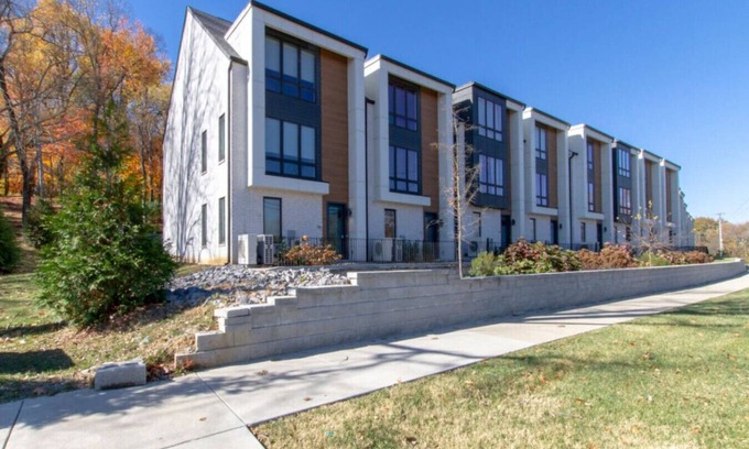 Hermitage House | Sleek Large Retreat – 9 Beds – Modern Kitchen