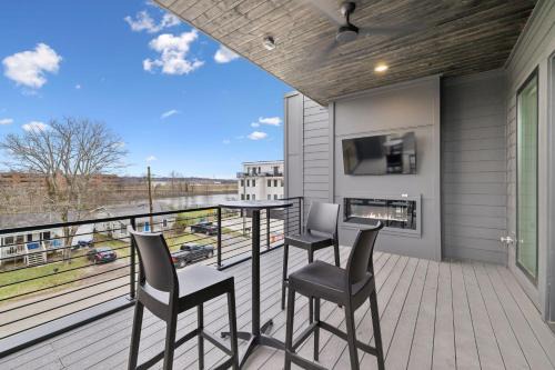 Haynes Area House | Sleek Multi-Level Stay Rooftop Views & Pool Table