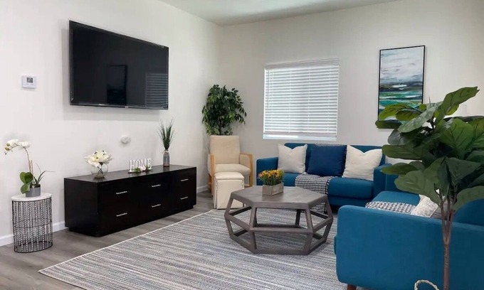 Fullerton House | Sleek · Private Home · Near Disneyland!