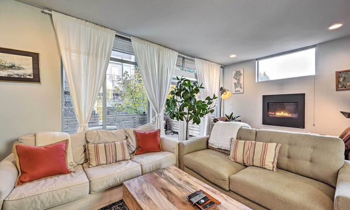 North Queen Anne House | Sleek Seattle Home w/Rooftop Patio & Views!