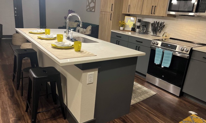 North Burnet Apartment | Sleek & Serene 1BR Retreat – Minutes from Everything