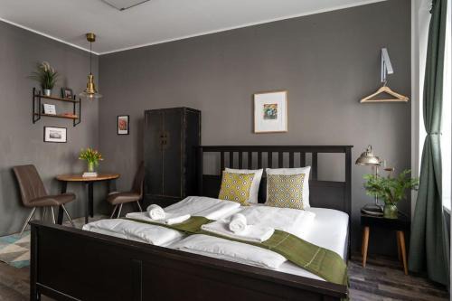 Weißgerber Apartment | Sleek Studio by City Center by HM