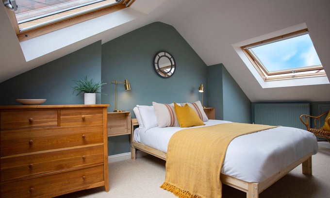 Southville House | Sleek & Stylish Bristol Getaway with Garden