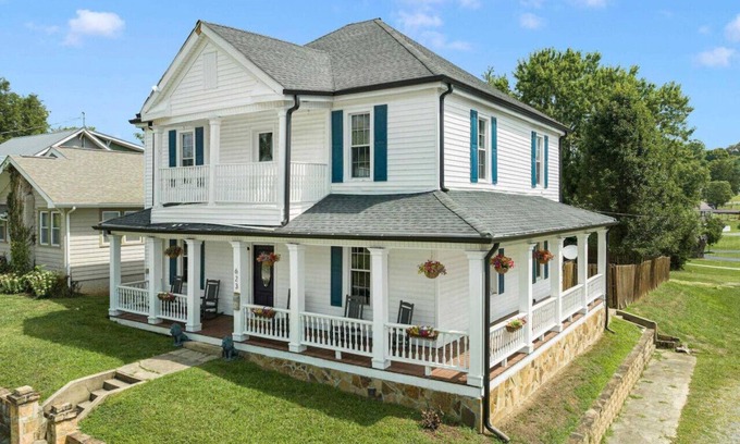 Bristol House | Sleep 10 in this historic home in state streets