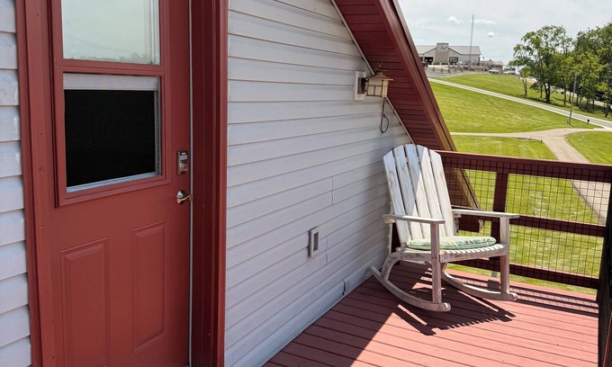 Chillicothe House | Sleep 6+ adults, new 2 Br 1 Ba adjacent to Bell Manor. Cleaning fees included!