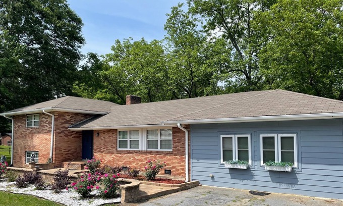 Loganville House | Sleep 8. Large house in Loganville