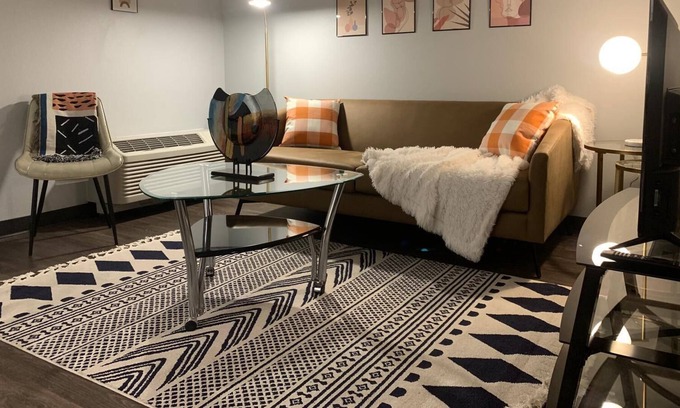 Des Moines Apartment | Sleepover: Lovely 1BD/1BA - Downtown Des Moines