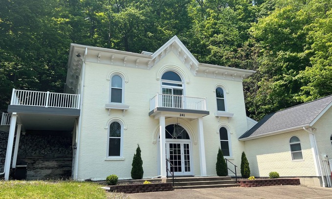 Montour Falls House | Sleeps 10 , 4 Min. walk to Falls & Town, 5 Min. drive to WGI Track.