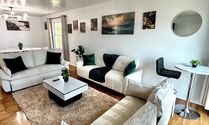 Ironbound District Apartment | Sleeps 10+. Close to NYC. Stylish 3-bedroom 2-bath unit. 8mins from EWR
