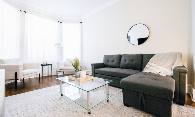 Avondale Apartment | Sleeps 10 - Heart of Logan Square 3BR + Garage & Patio