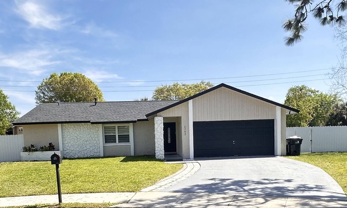 Orlando House | Sleeps 10 + Pool and Fully Fenced Yard plus enjoys 2 King Rooms