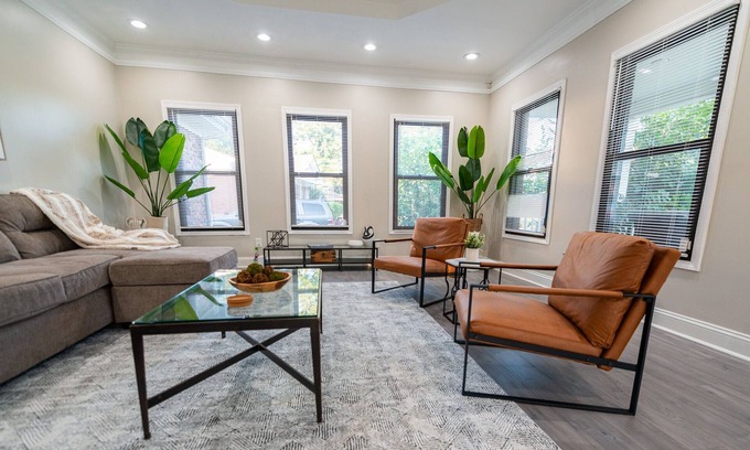 Jefferson Park House | Sleeps 10- Ultimate Family Haven